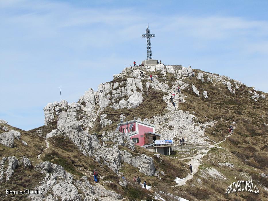 29 .... Rifugio Azzoni e croce del Resegone.JPG